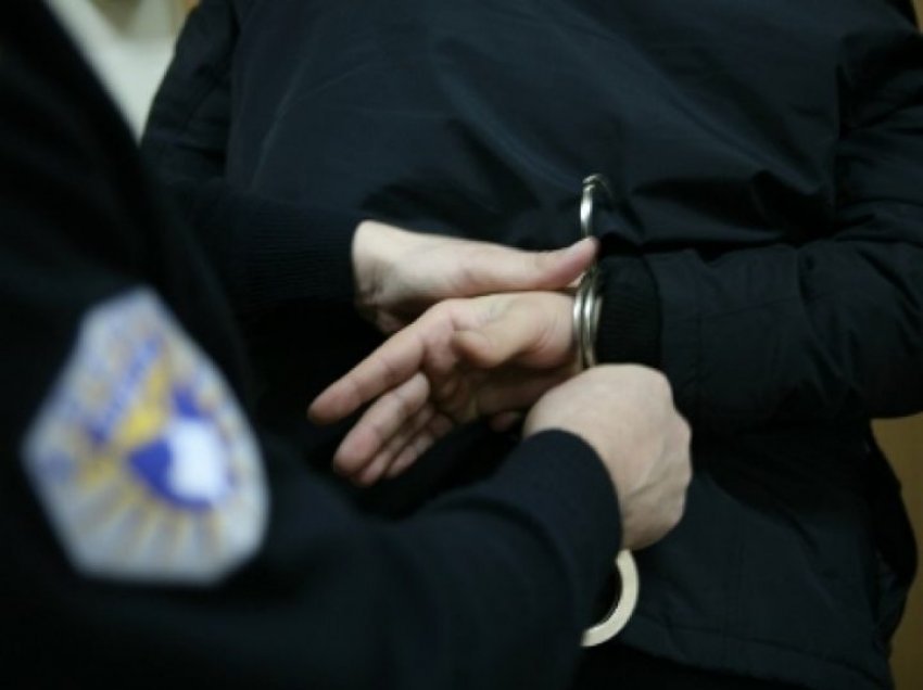 Policia e Kosovës arreston dy persona të dyshuar për ‘dhënie ryshfeti’ dhe ‘keqpërdorim të detyrës zyrtare’