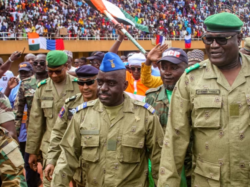 Puçistët e Nigerit zotohen se do ta ndjekin penalisht “për tradhti të lartë” presidentin e rrëzuar