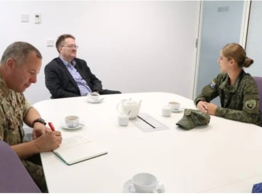 Ushtarja e FSK-së përzgjidhet për Akademinë Ushtarake Mbretërore në Britani, Abbott e takon