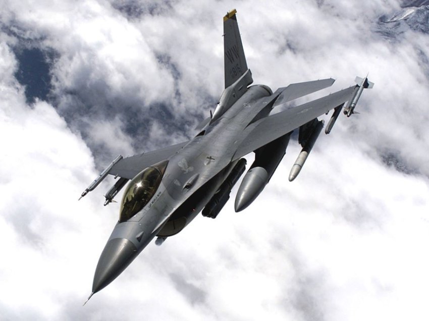 Ukrainasit fillojnë stërvitjen me avionë luftarakë F16