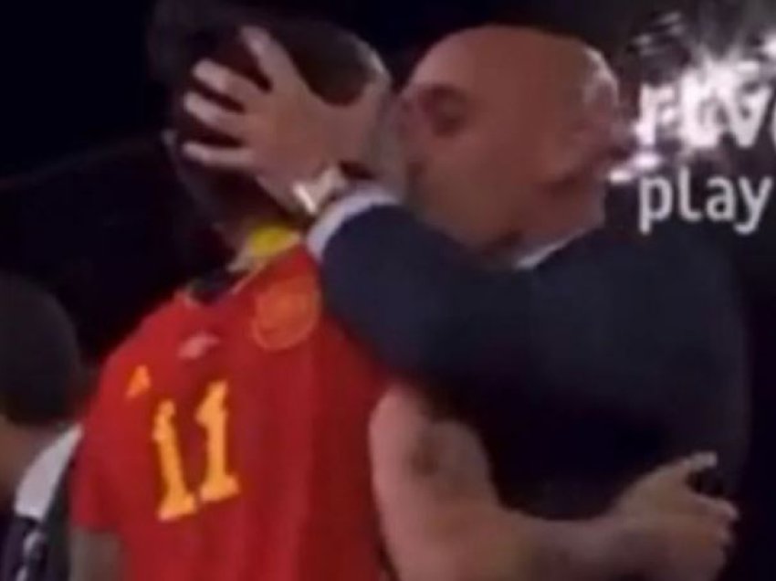 Video bën xhiron e rrjetit: Presidenti i Federatës së Futbollit puth në buzë lojtaren gjatë ndarjes së medaljeve