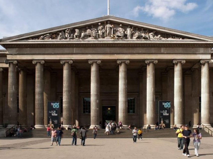 Drejtori i Muzeut Britanik jep dorëheqje, ja çfarë e detyroi