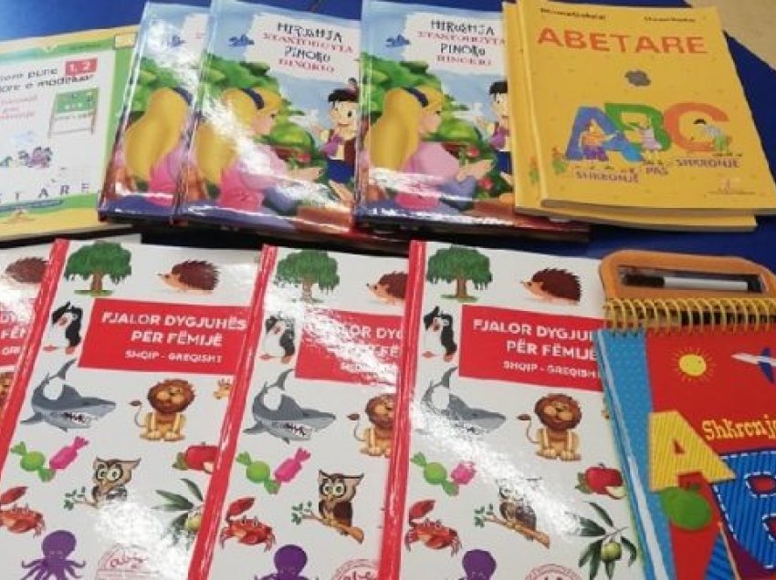 Për librat e gjuhës shqipe, Qeveria e Serbisë mban peng nxënësit e Luginës