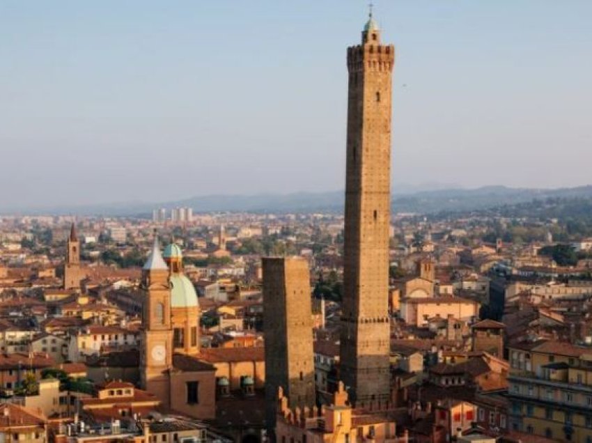 Zyrtarët italianë thonë se kulla mesjetare e anuar e Bolonjës ‘mund të shembet’