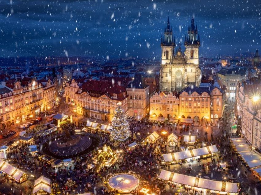 Praga përgatitet për festat e fundvitit, pema e stolisur emocionon qytetarët
