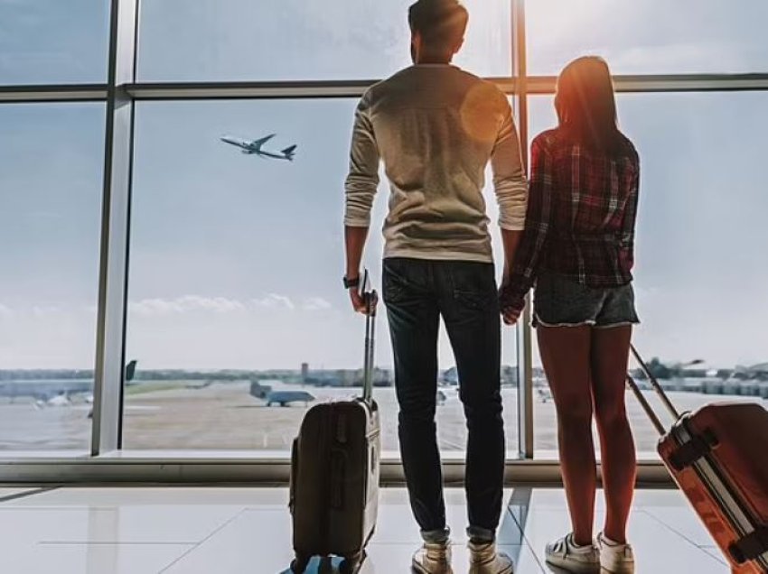 Burri ‘harron’ gruan në aeroport dhe niset për fluturim: Jam lodhur! Është gjithmonë me vonesë