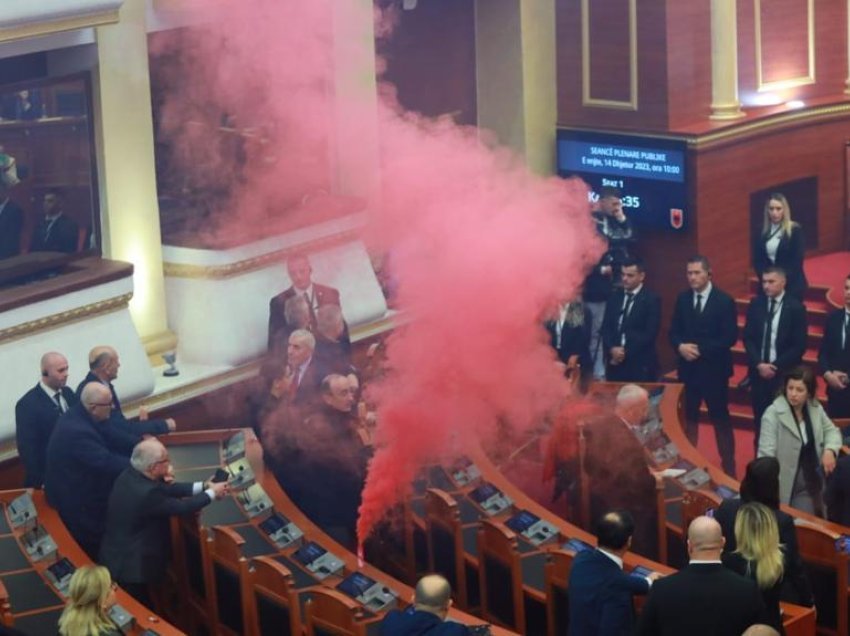 Shkaktuan kaos në Parlament, PS kërkon masa disiplinore për deputetët opozitarë