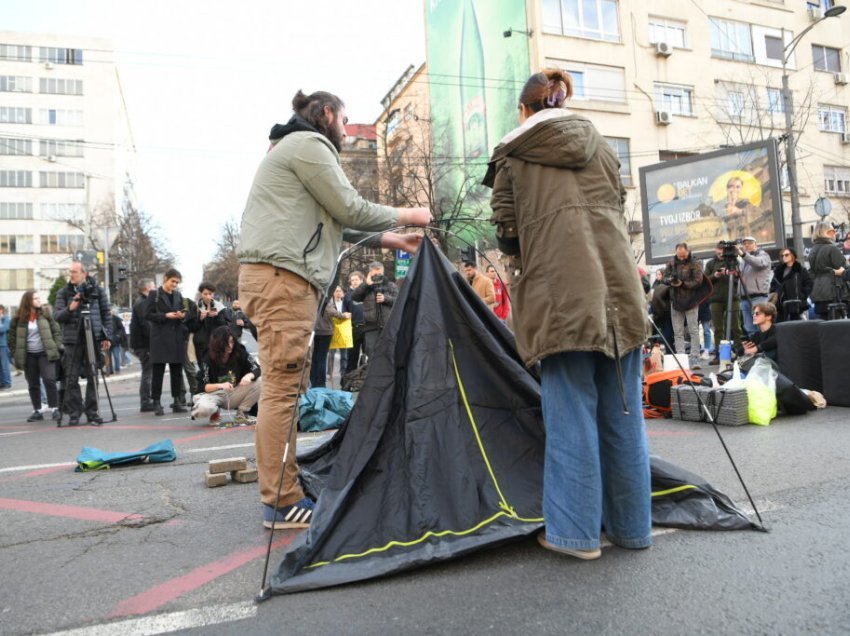 Bllokohet Beogradi, ngriten tenda në të cilat do të qëndrojnë protestuesit kundër Vuçiqit