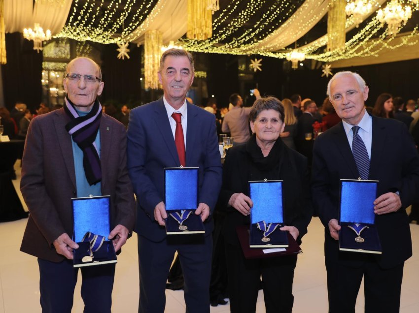 Saraçini, Devaja, Buqinca e Salihu-Loshi dekorohen nga presidentja Vjosa Osmani