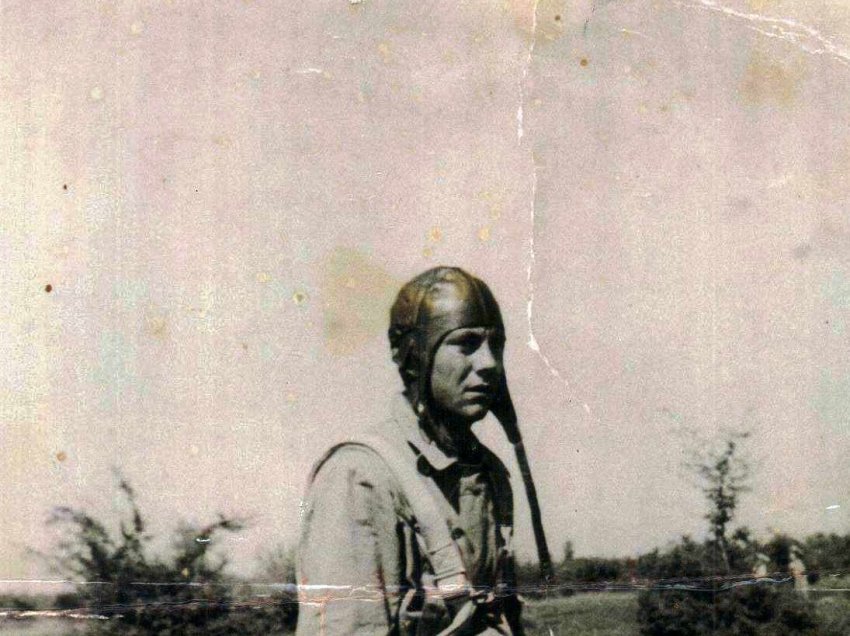 Hamit (Demir) Çubreli piloti e parashutisti i parë shqiptar që sfidoi pushtetin komunist, që mbijetoi shumë peripeci, por që ruajti dinjitetin dhe traditën shqiptare
