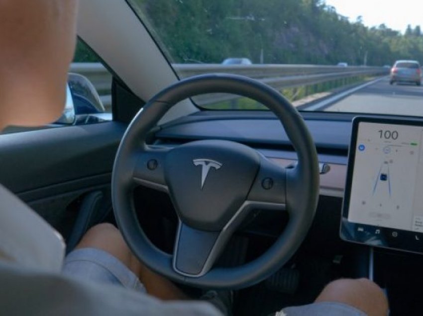 Bleu një veturë të re Tesla, por automjetit i bie timoni gjatë vozitjes