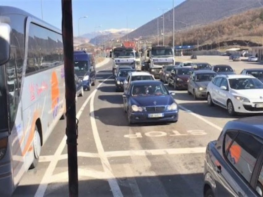 Festojnë 15-vjetorin e pavarësinë në Shqipëri, fluks automjetesh në Morinë