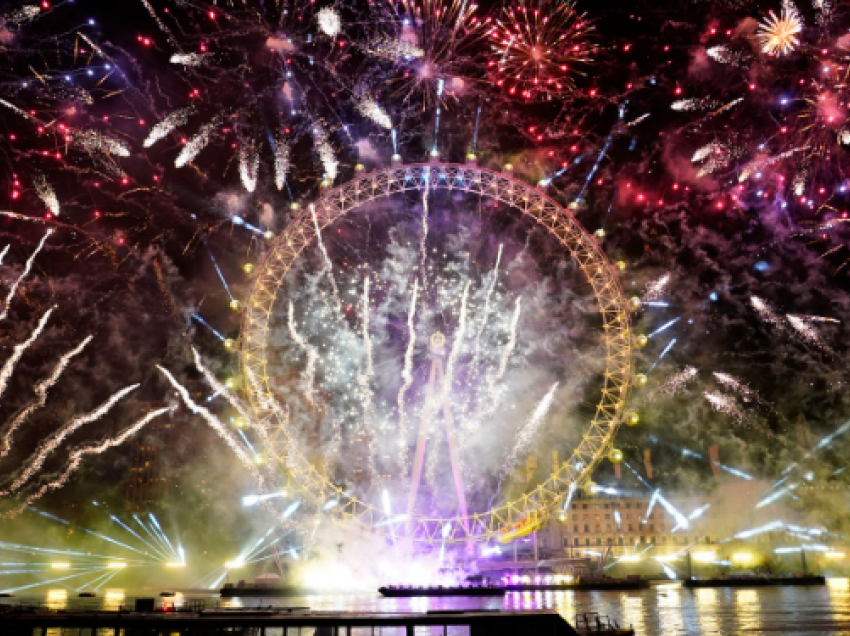Spektakli i fishekzjarreve gjatë ndërrimit të viteve në Londër, një homazh për mbretëreshën dhe mesazh në mbështetje në Ukrainës
