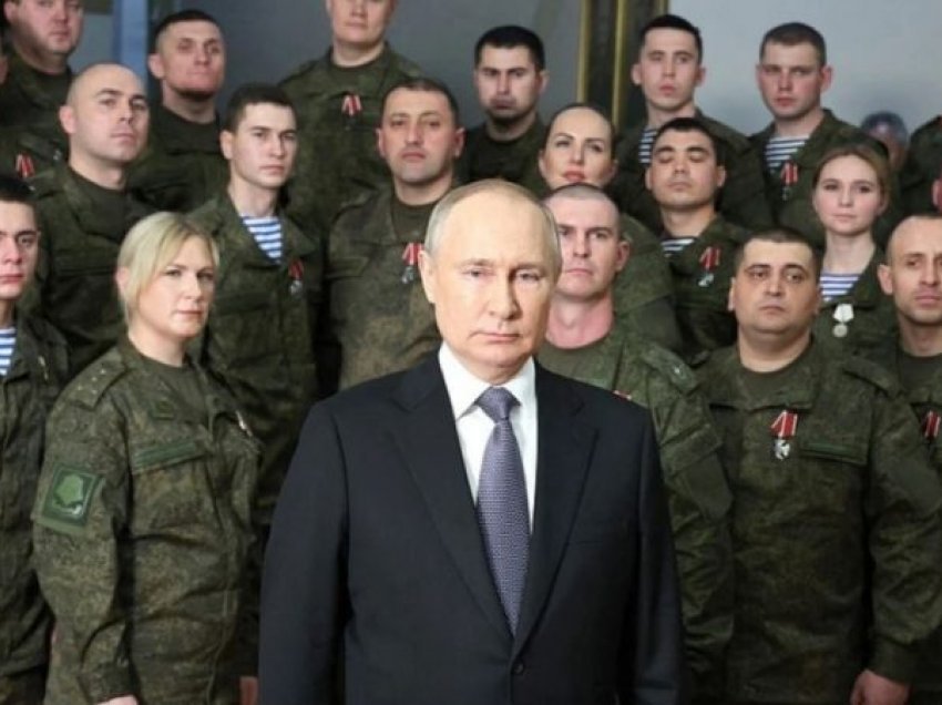 Putini mesazh rusëve me mbështetës të veshur si ushtarë!? Kush është biondja që shfaqet krah presidentit rus?