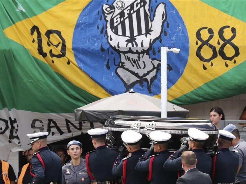 Brazili i jep lamtumirën e fundit mbretit të futbollit Pele 