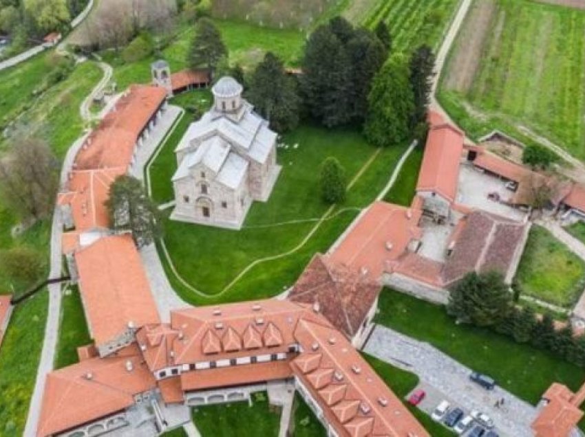 Historianët e Deçanit: Mos lejoni që Manastiri të jetë pjesë e dialogut me Serbinë
