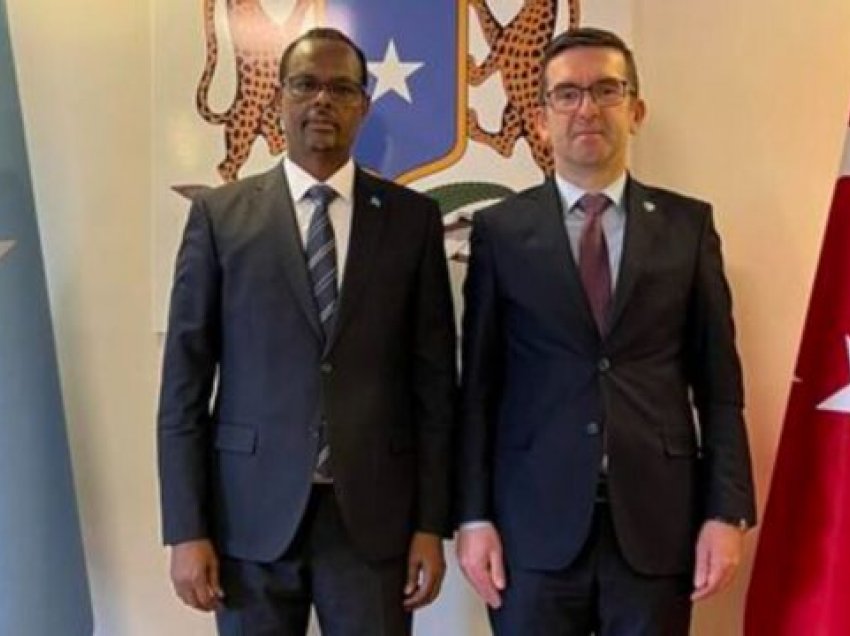 Ambasadori somalez fshinë statusin për takimin me ambasadorin e Kosovës