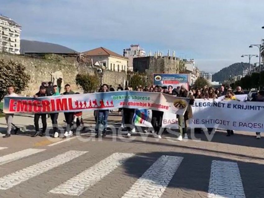 Marshim kundër emigrimit, komunitetet fetare në Elbasan kërkojnë reflektim nga qytetarët dhe politika: Një popull pa vizion, vdes