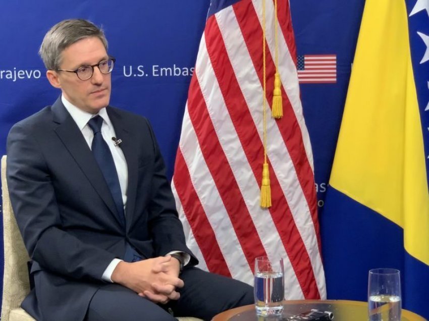 A ka sanksione nëse Kosova e Serbia s’e pranojnë ‘propozimin e BE-së’, ja si përgjigjet Derek Chollet