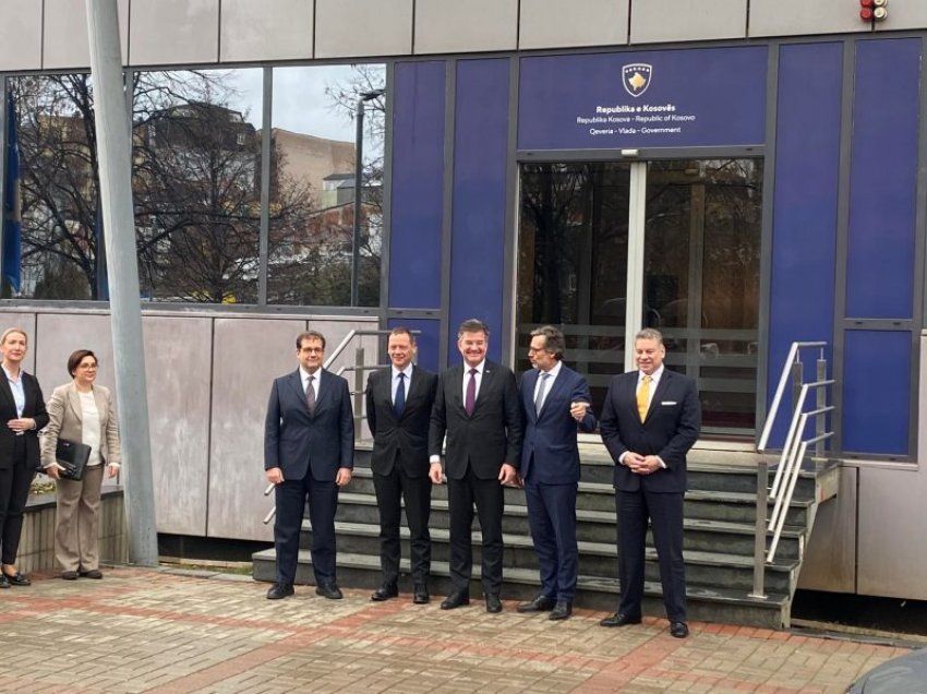 Pesë emisarët arrijnë në Qeverinë e Kosovës