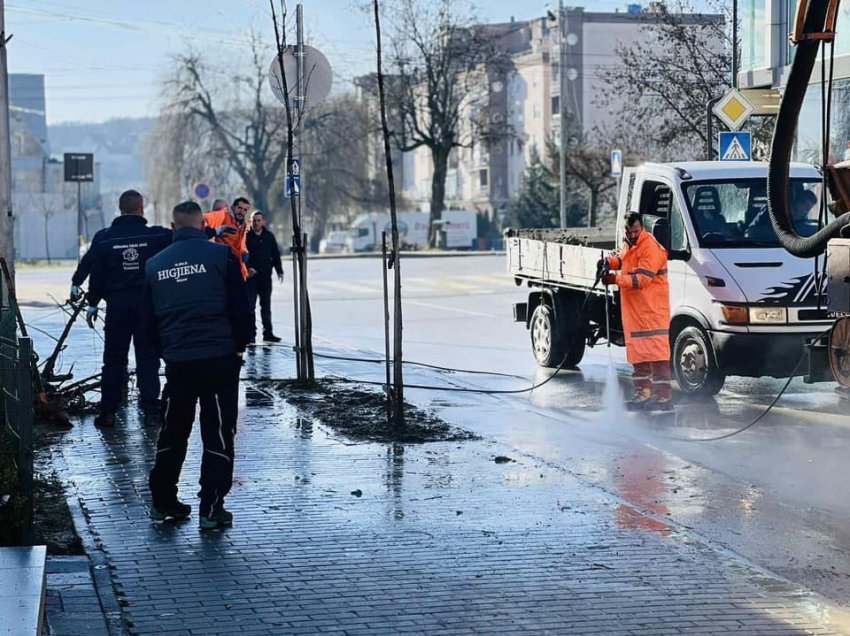 Kompanitë publike të mbeturinave i dalin në ndihmë Skenderajit 