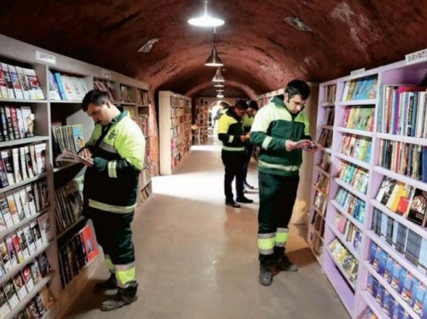 ​Mbledhësit e mbeturinave krijojnë një bibliotekë me libra të braktisur në rrugë