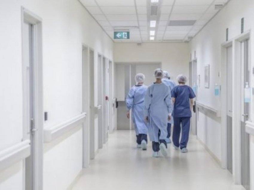 “Për tri javë, 13 mjekë lëshuan punën në QKUK, sektori privat po i josh me pagë e kushte të mira”