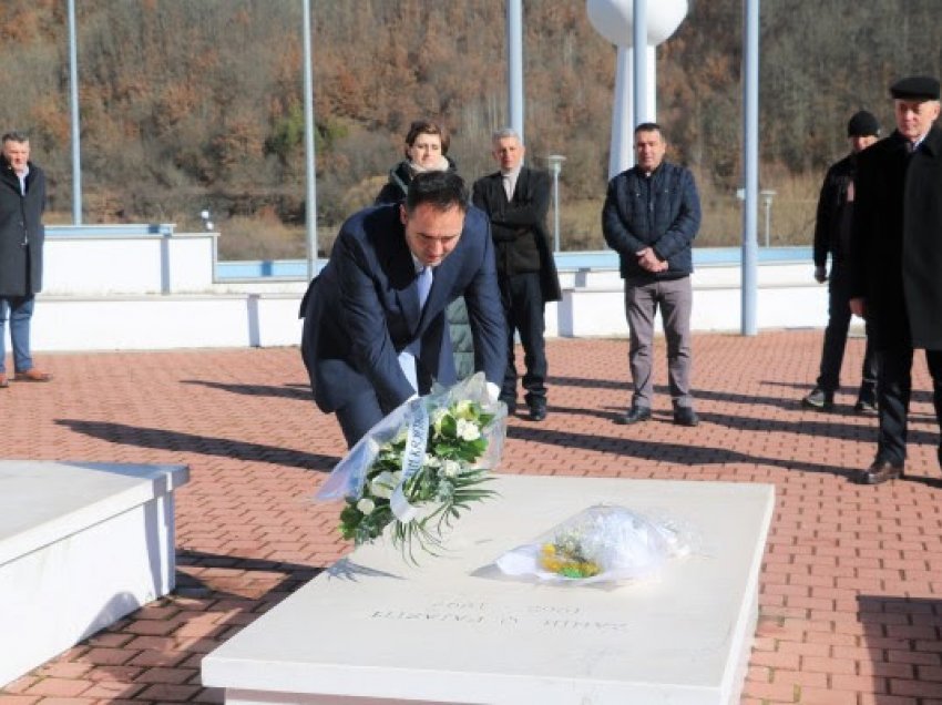 ​Konjufca nderoi heroin Zahir Pajaziti, vizitoi edhe Kullën në Kompleksin Memorial në Orllan