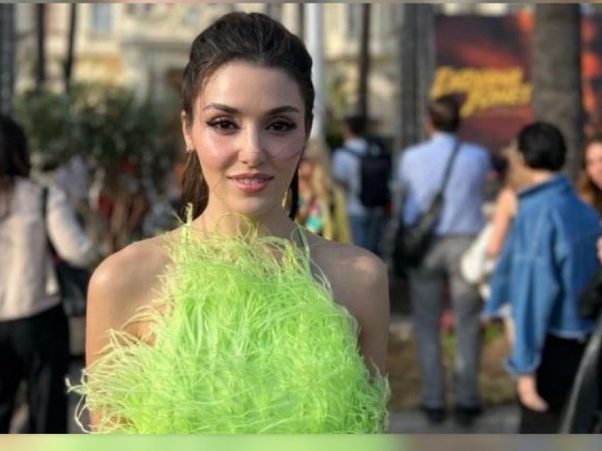 Mohon spekulimet për ndarje, aktorja turke nis pushimet në Itali me të dashurin e ri
