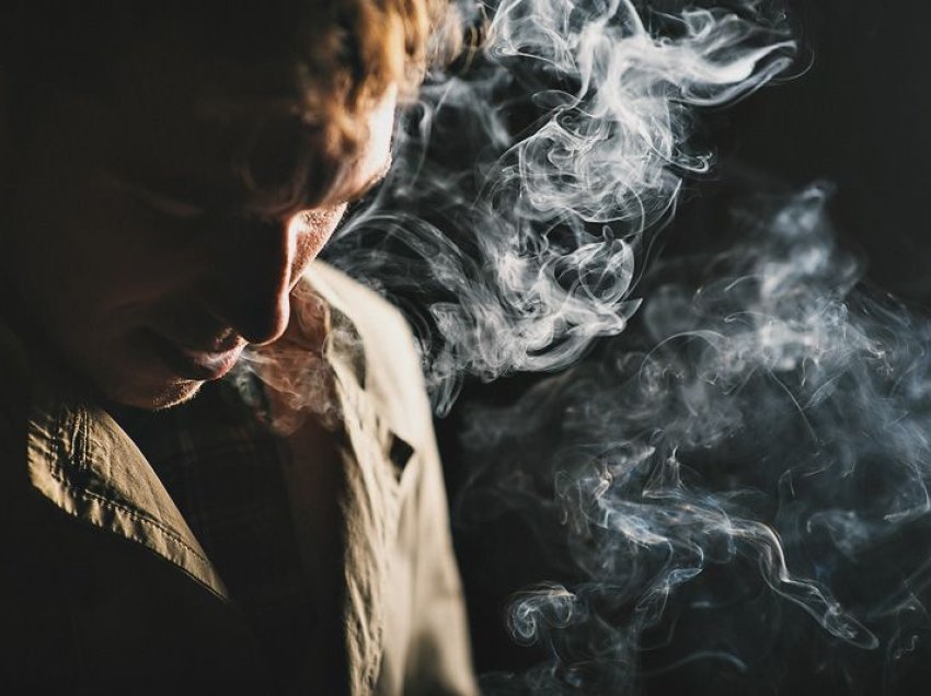 A mund t’ju bëjë pirja e duhanit të shurdhër? Ja se çfarë pohojnë ekspertët