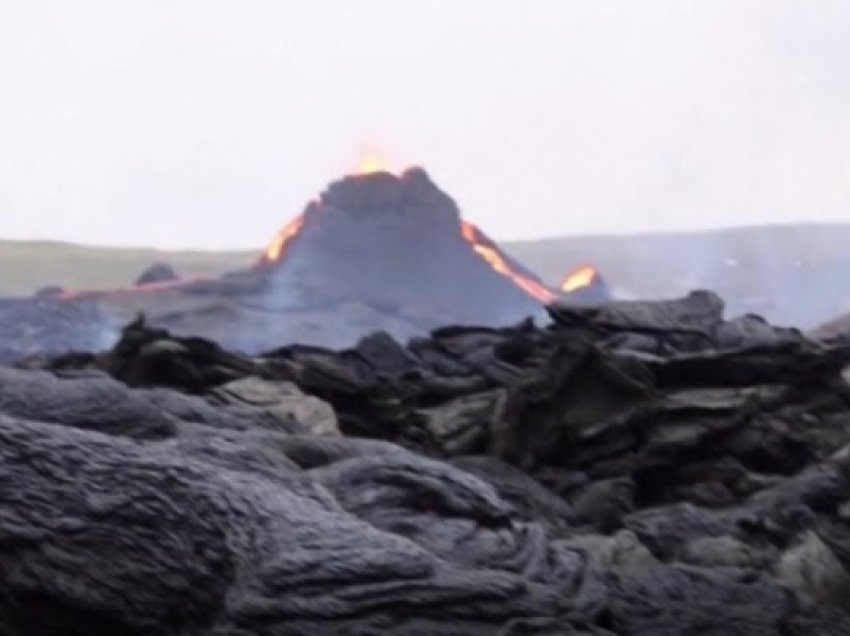 Shpërthim vullkanik 20 milje larg aeroportit më të madh të Islandës