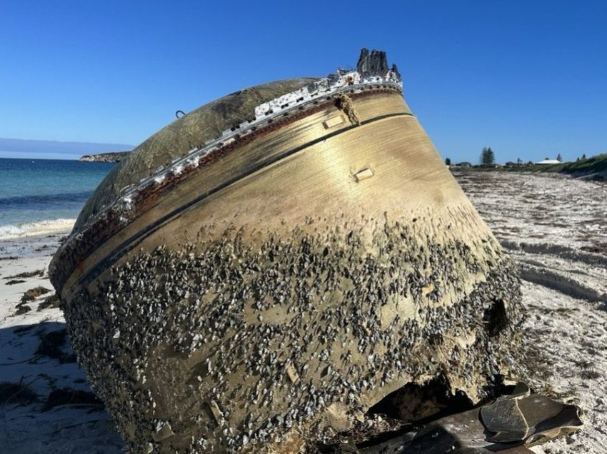 Policia australiane tregon se çfarë mund të jetë cilindri misteriozi i gjetur në një plazh