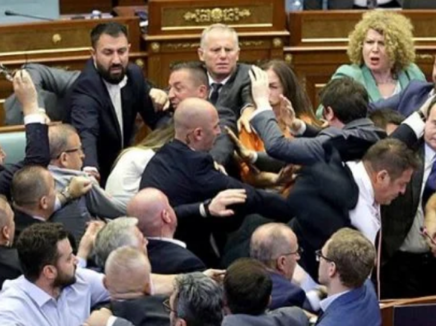 Përleshja në Kuvend/ Deputeti i AAK-së: Pushteti dikur vetë i bënte, sot nuk i pranon as kritikat