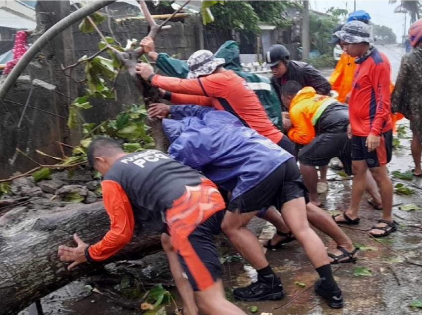 Tajfuni Doksuri godet Filipinet, humbin jetën dy persona, evakuohen mijëra të tjerë