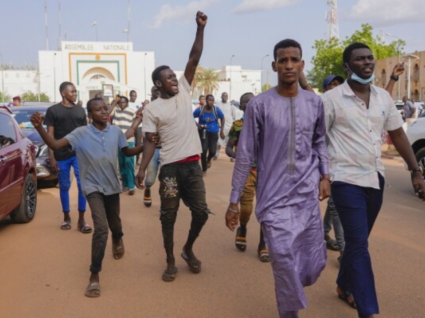Grusht shteti në Niger, presidenti i kapur zotohet për demokraci pas puçit nga pjesëtarët e ushtrisë