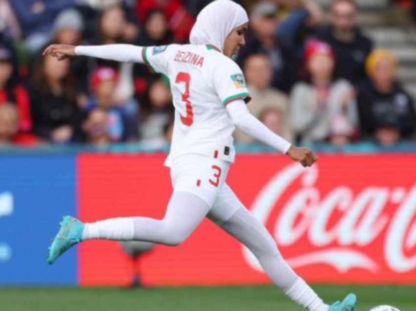 Futbollistja e Marokut bëhet e para që luan në Kupën e Botës me mbulesë