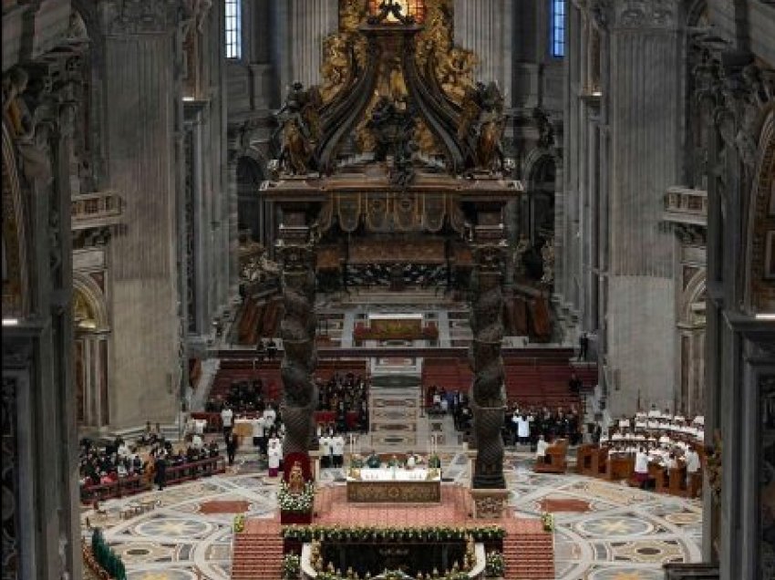 “Protestë kundër luftës”, një burrë i zhveshur hidhet mbi altarin e Vatikanit