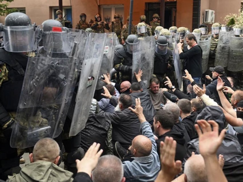 “Banorët shqiptarë në veri janë në rrezik”, vjen kërkesa për Qeverinë dhe protestat e serbëve