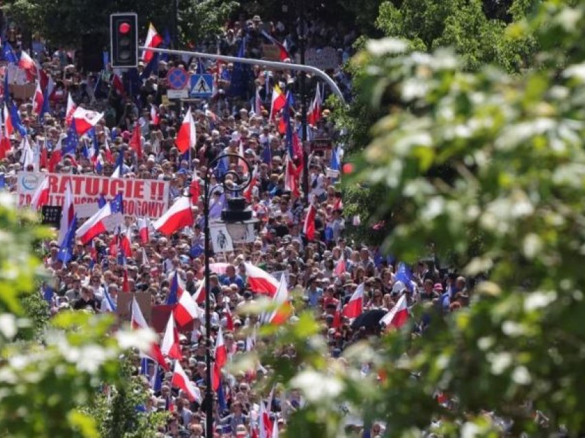 Dhjetëra mijëra persona protestojnë kundër Qeverisë polake