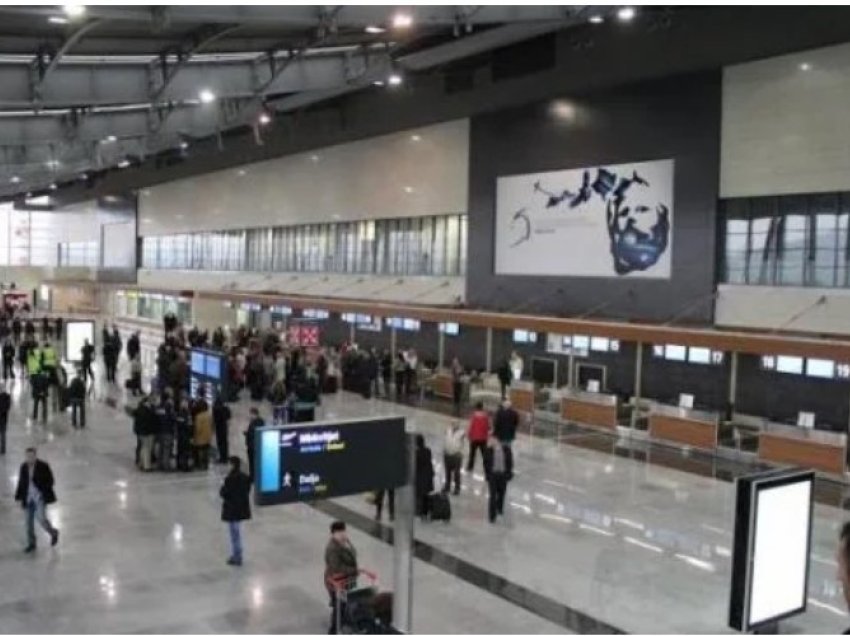Dy shtetas të Turqisë kapen me dokumente të falsifikuara në Aeroportin e Prishtinës, Policia jep detaje