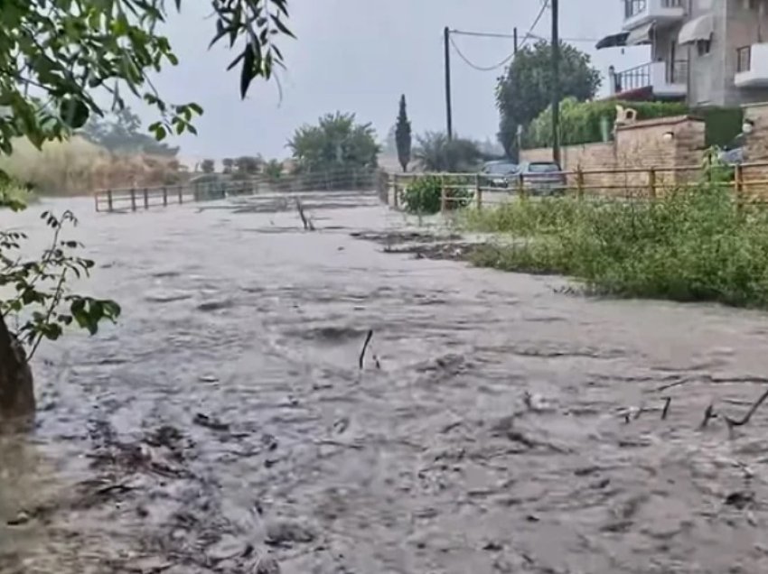 Moti i keq bën ‘kërdinë’ në Selanik, shtëpi dhe rrugë ‘pushtohen’ nga uji