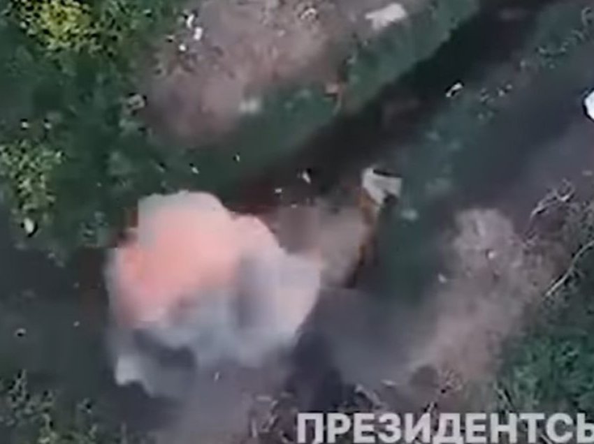 Droni ukrainas lëshon bomba mbi armët dhe municionet e rusëve që i kishin fshehur nëpër istikame