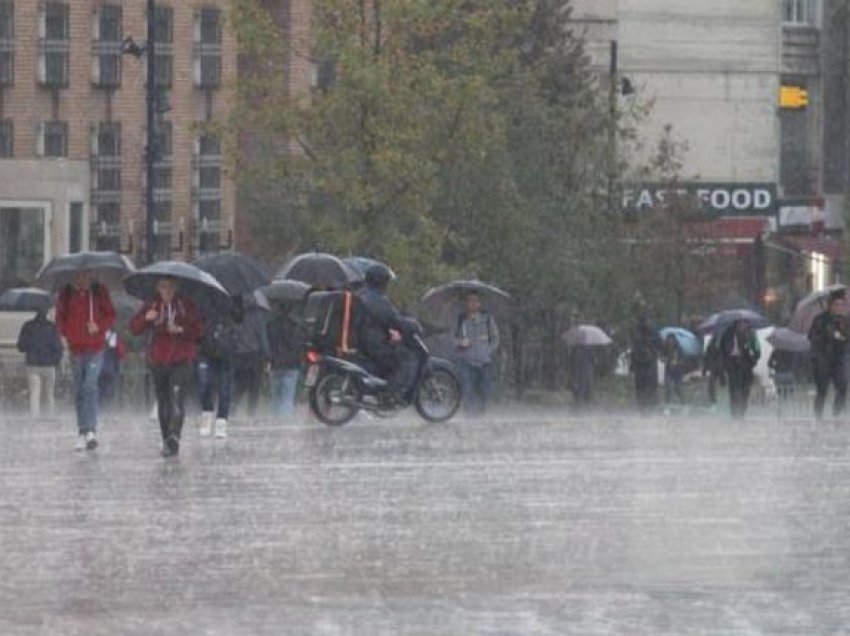 Pas temperaturave përvëluese, nisin reshje të dendura shiu në kryeqytet