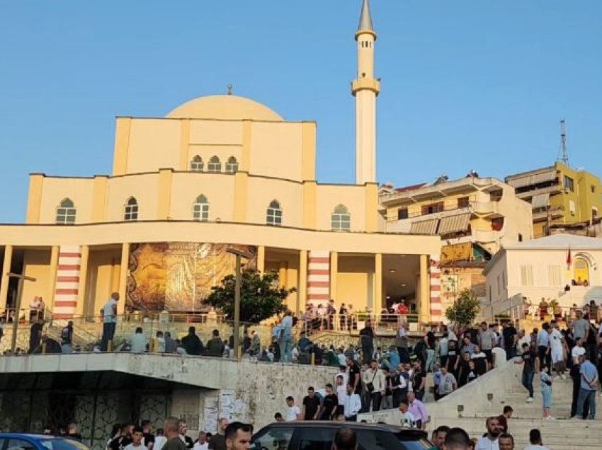 Qindra besimtarë në Durrës falen në Xhaminë e Madhe të qytetit