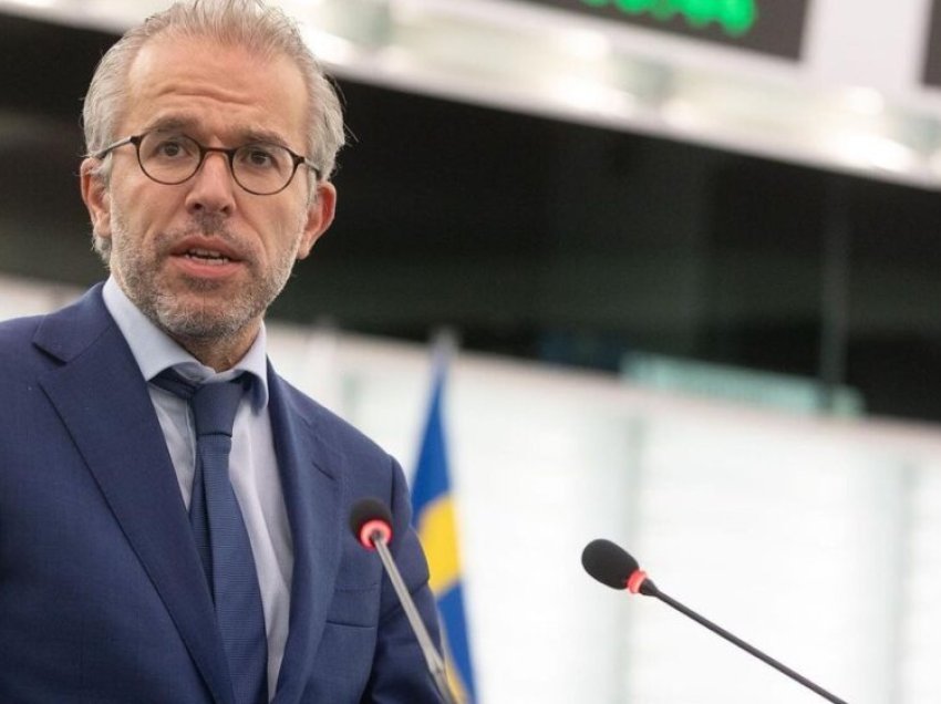 “Vuçiq po e përdor BE-në si bankomat”, Eurodeputeti kërkon nga KE të sqarojë politikën e pakuptimtë ndaj Serbisë