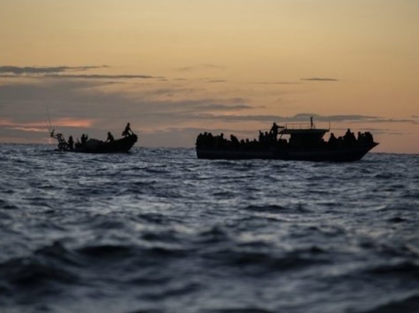 Jepet alarmi, 500 emigrantë kërkojnë ndihmë nga një varkë në brigjet e Siçilisë