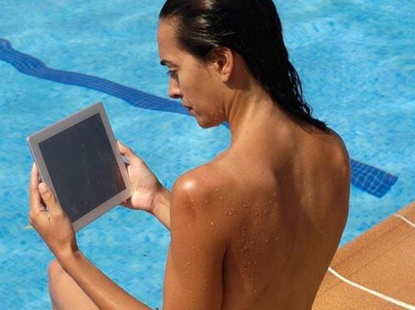 Ja kur gratë do të mund të dalin “topless” në pishinat publike