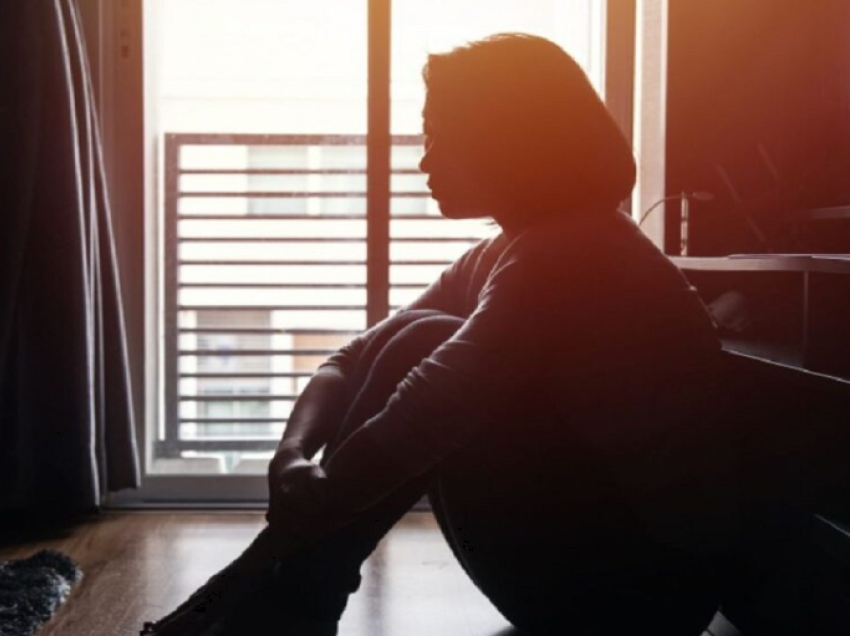 Katër mënyrat se si ndikon vetmia në shëndetin e trurit