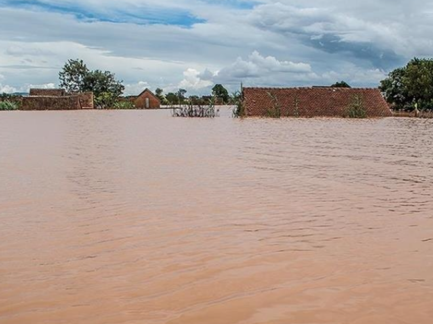 Përmbytje në jug të Afrikës Lindore, thatësira ekstreme në veri