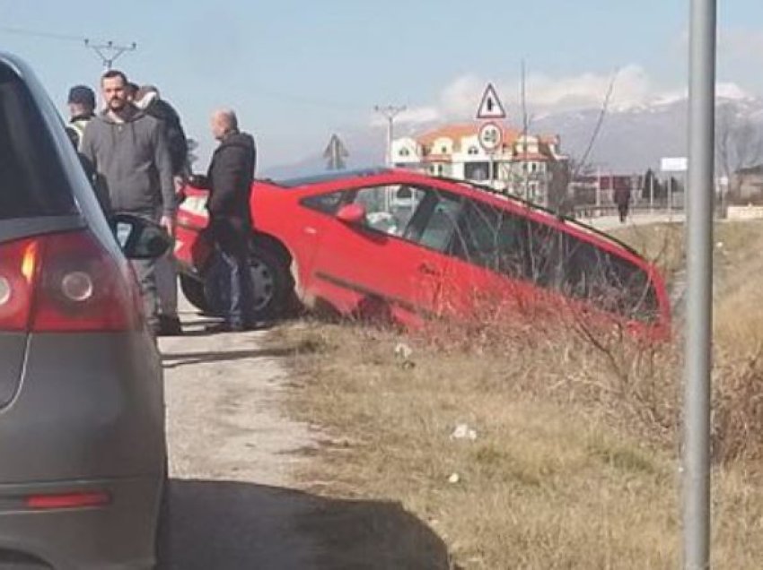 Aksident në aksin Korçë-Ersekë, një makinë përfundon në kanal